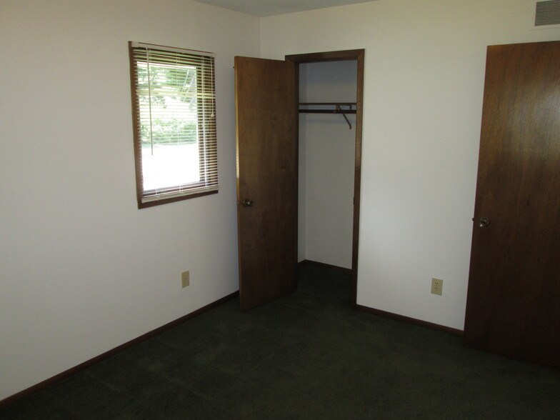closet back bedroom - 1342 Pleasant View Dr
