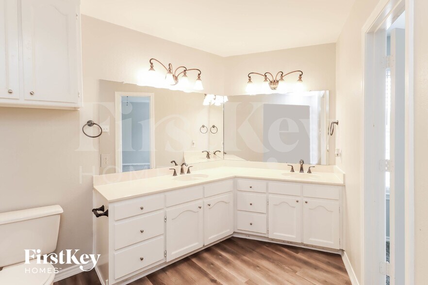 Building Photo - 1105 Carrington Ct