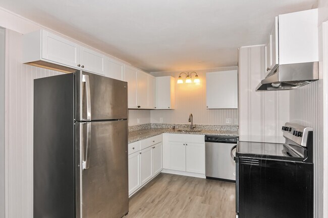 Building Photo - 4 Redwood Dr