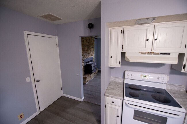 Building Photo - Lovely 3 Bed / 2 Bath in Private Setting--AVAILABLE NOW!!!