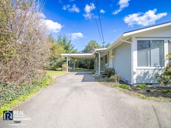 Building Photo - Charming 2 Bedroom! Stunning Views!