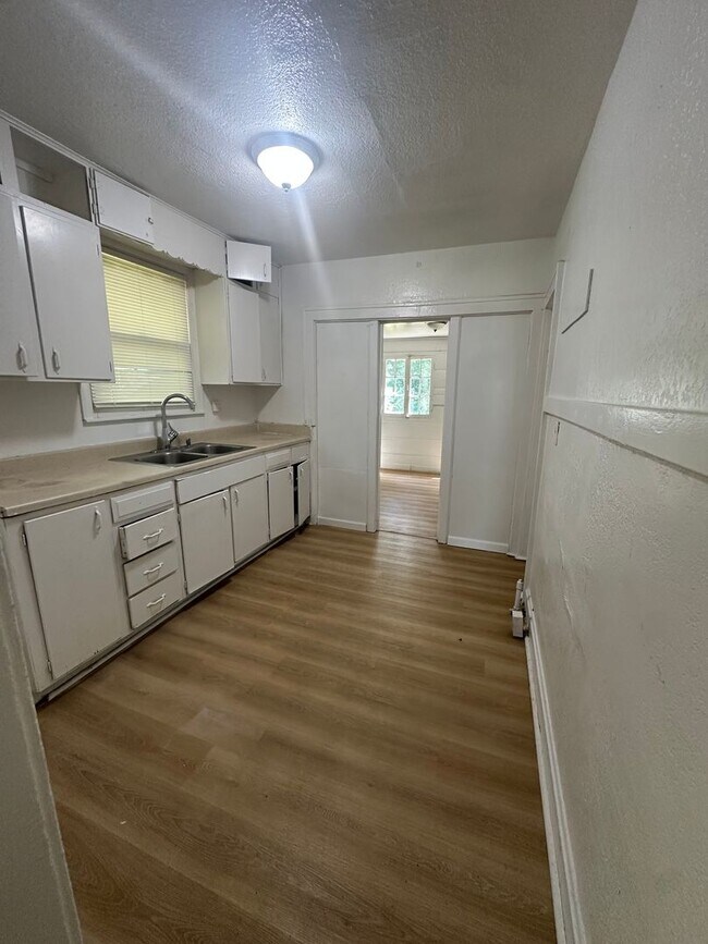 Building Photo - This is a 3bedroom 1 Full bathroom house which has a spacious living room, dining room and full k...