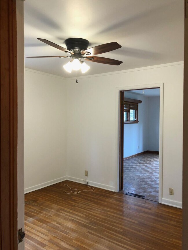 Building Photo - 3 bedroom, 2 Bath House Near University of...
