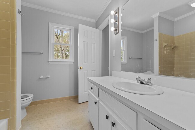 Building Photo - 803 W Davis St