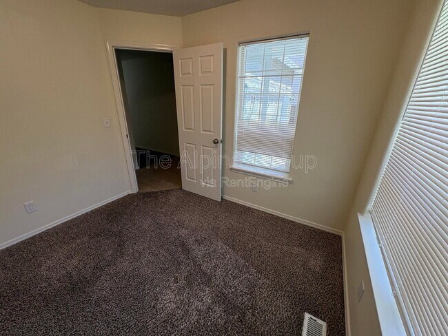 Building Photo - 1430 NE Glen Ellen Dr