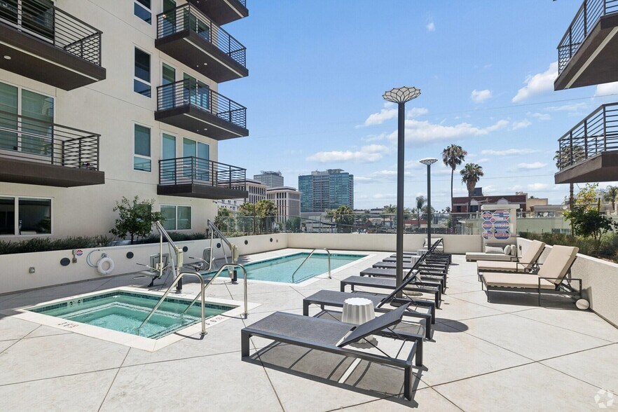 Building Photo - 549 S Harvard Blvd