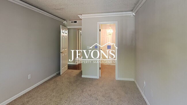 Building Photo - Charming top-floor condo with fully equipp...