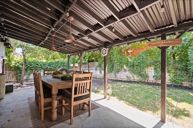 Building Photo - 1542 Fieldcrest Ln