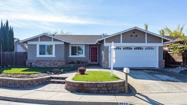 Building Photo - Beautiful 3 Bedroom Home Located in the City of Pittsburg.