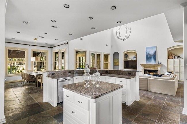 Building Photo - 5902 Saratoga Cove