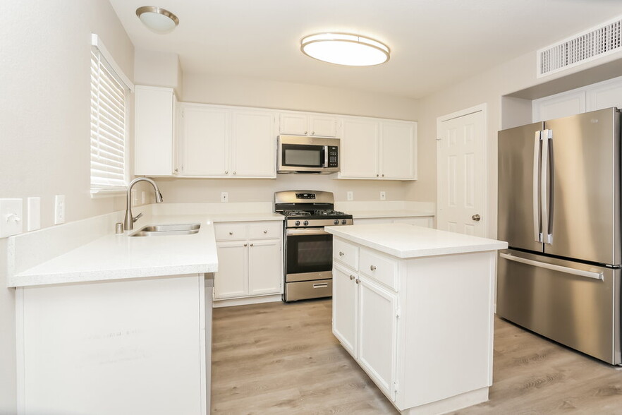 Building Photo - 6101 Bardstown Dr