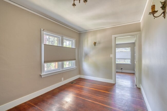 Building Photo - Charming remodeled craftsman blocks away f...