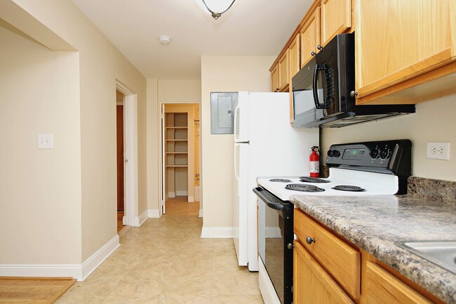 Building Photo - Student-Friendly JPA Apartment (Lease Pend...