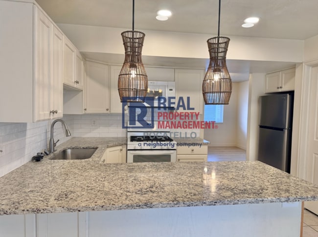 Building Photo - 3 Bed 1.5 Basth townhouse - 1 car garage