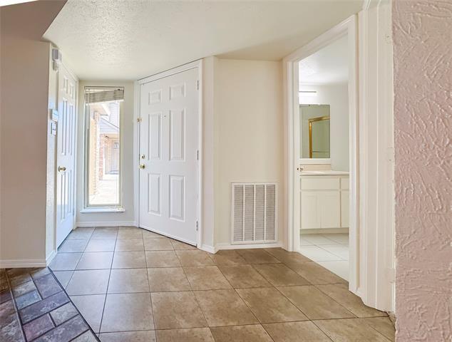 Building Photo - 3411 Briaroaks Dr