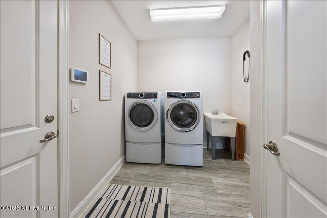 Building Photo - 10300 Silverbrook Trl