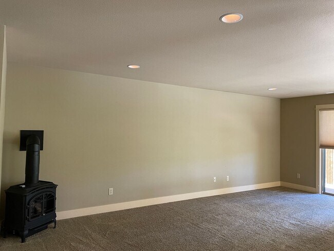 Building Photo - Deschutes Riverfront Home in Tumalo | 3 Bed + Office | Landscaping Included