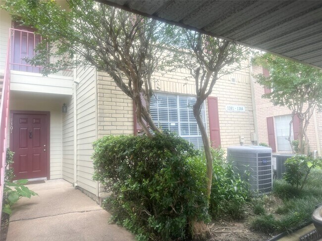 Building Photo - 2120 El Paseo St