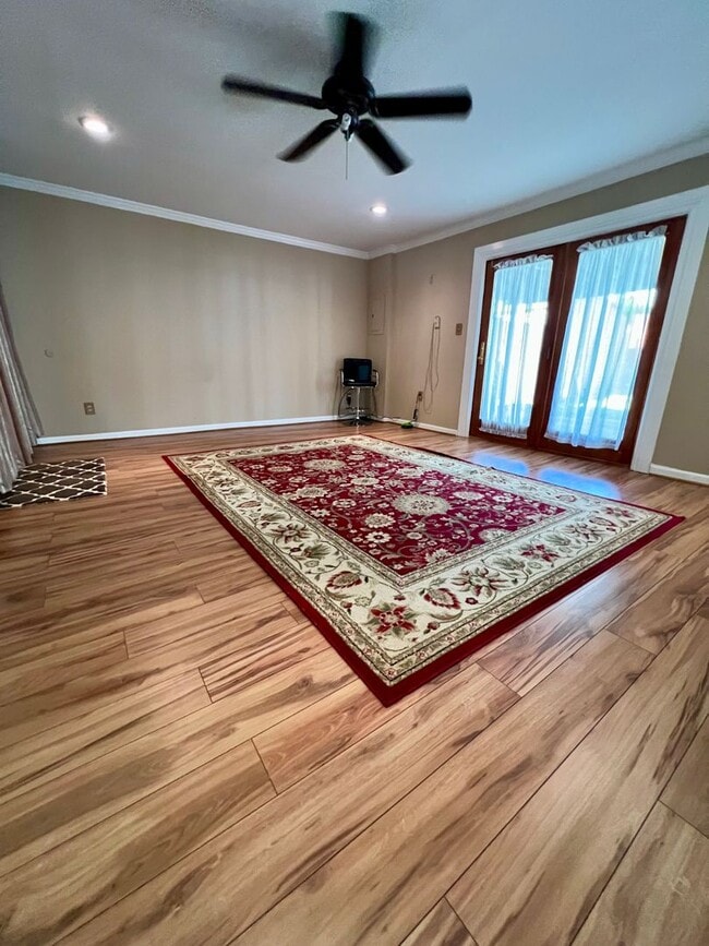 Building Photo - Gorgeous 4-Bedroom Townhome with One-Car Garage! Available NOW!