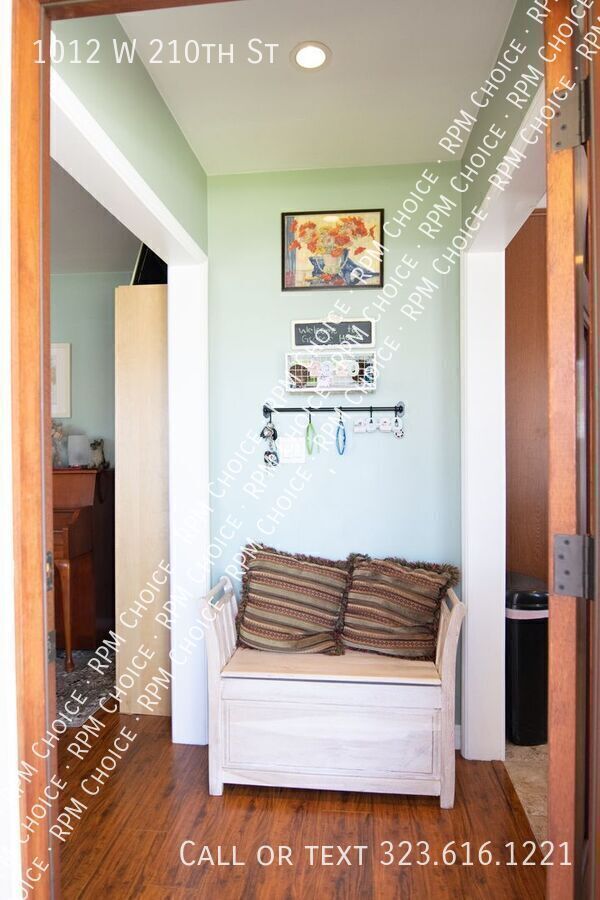 Building Photo - 1012 W 210th St