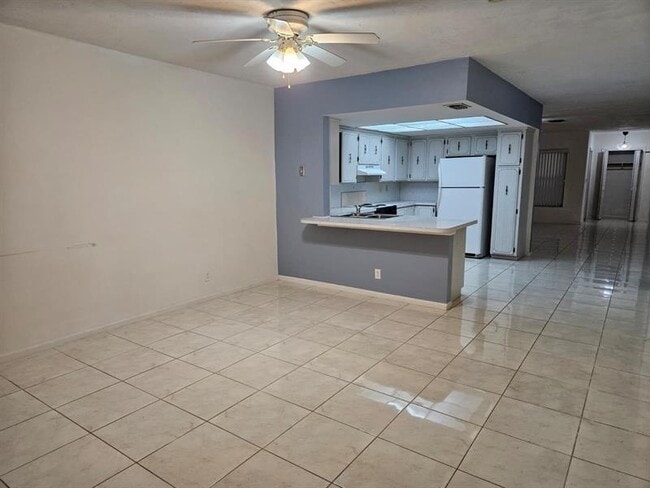 Building Photo - 7904 NW 70th Ct