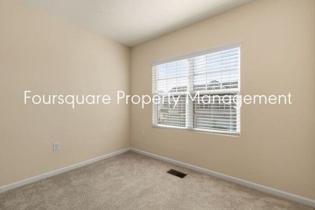 Building Photo - Townhome| Screened -In Back Porch |One Car...