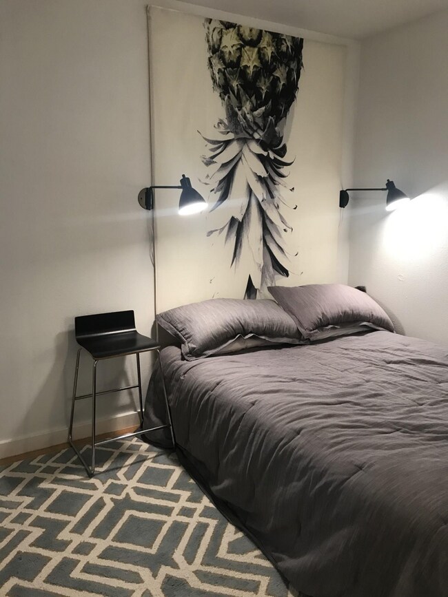 Building Photo - Hyde Park gem with Casita!!!