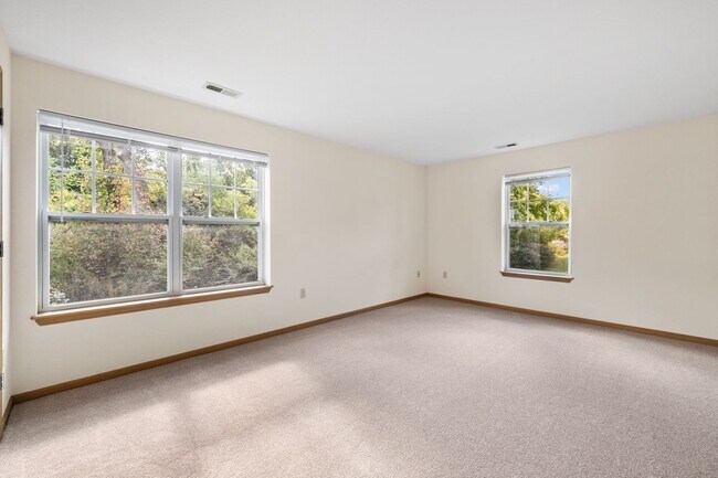 Building Photo - Condo Style Upper 2 bedroom 2 bathroom Apartment Available