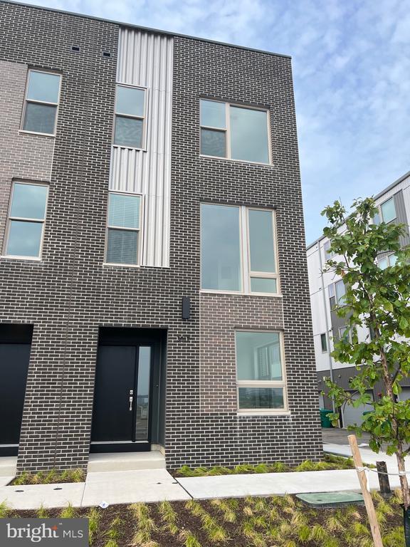 Building Photo - 3017 Schirra Dr