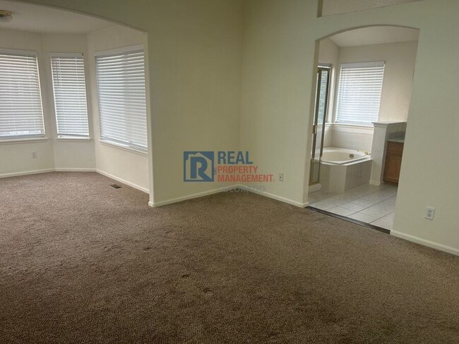 Building Photo - 9044 Edgewood St