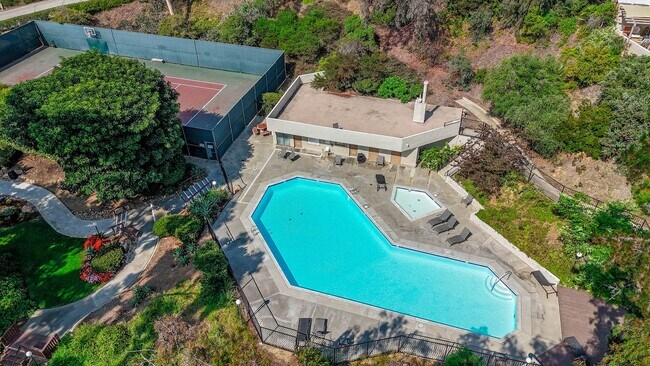Building Photo - Updated 4BR Townhome in La Jolla Shores He...