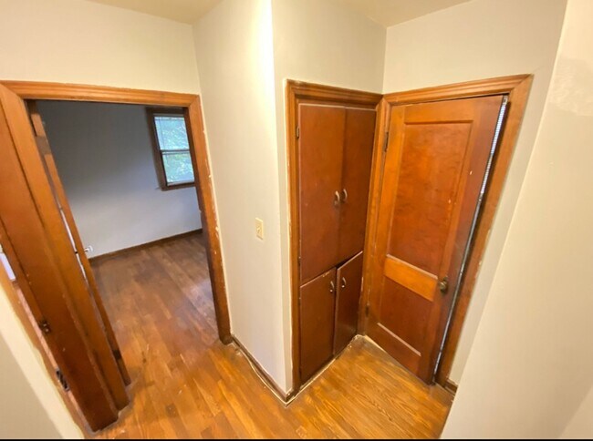 Building Photo - 2 bedroom 1 bath townhouse