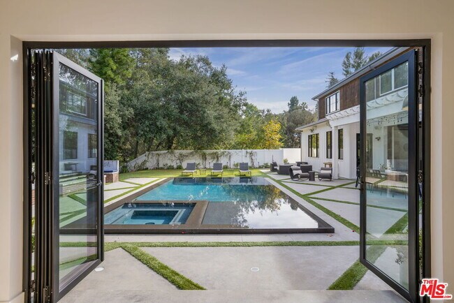 Building Photo - 16101 Royal Mt Dr