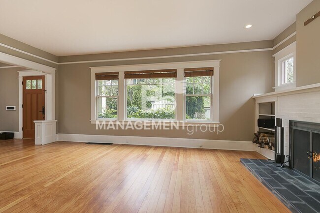 Building Photo - Stunning Historic Bungalow Just Minutes From City Center!