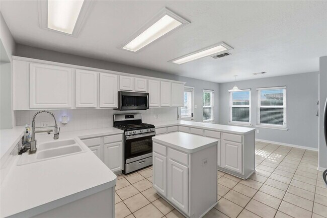 Building Photo - Glenwood Drive, Pearland, TX 77584 - 4 BR 2.5 BA single-family home