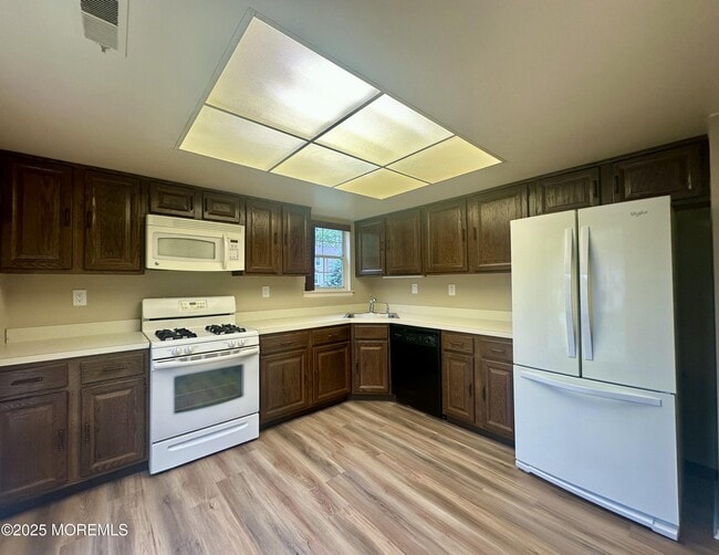 Building Photo - 143 Archery Ct