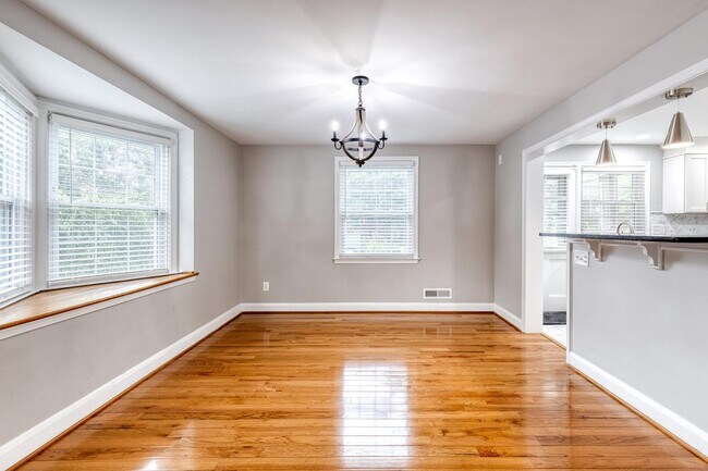 Building Photo - 1517 Dellsway Rd