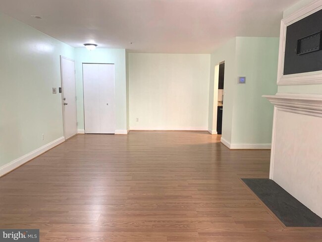 Building Photo - Beautiful upgraded ground level 1 bedroom ...