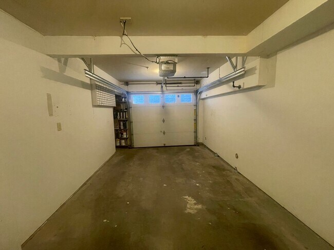 Building Photo - Modern Townhome Just One Block from Green ...