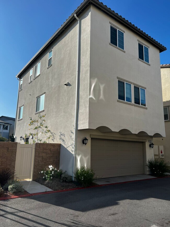 Building Photo - 27717 Stonehurst Ln