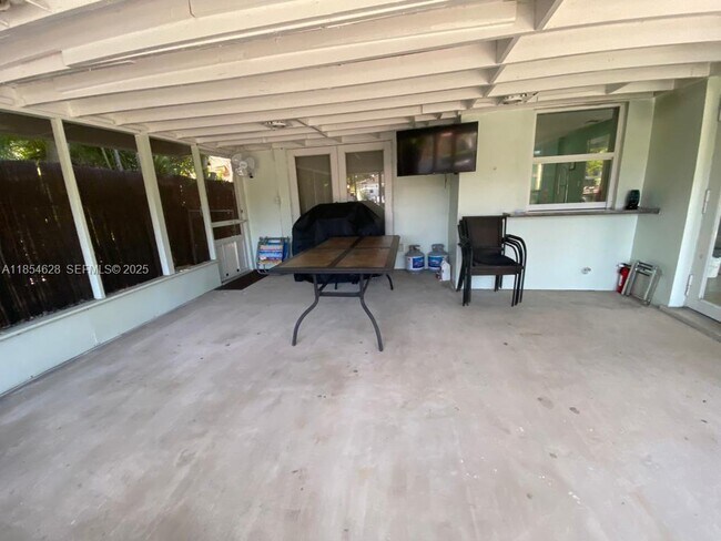 Building Photo - 1350 NE 30th St