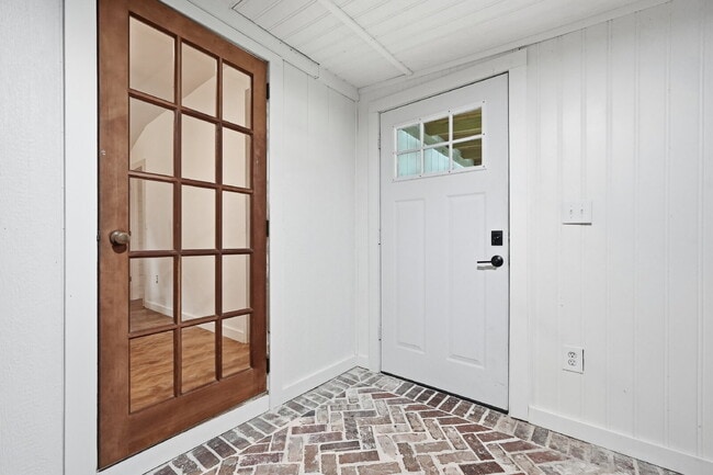 Building Photo - Must-See Country Retreat with Modern Convenience
