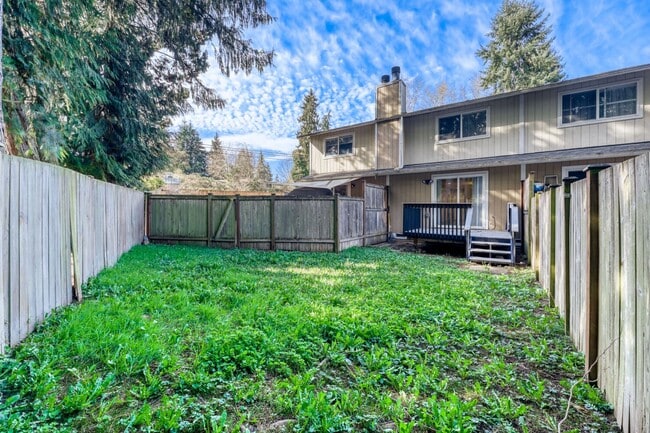 Building Photo - Updated and Well-Equipped 2 Bedroom 1.5 Bath Lynnwood Townhouse!