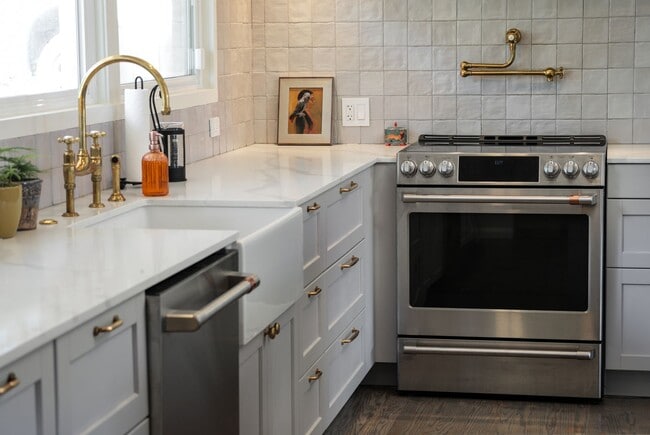 Building Photo - Updated home with spacious yard