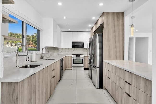 Building Photo - 9257 Bay Dr