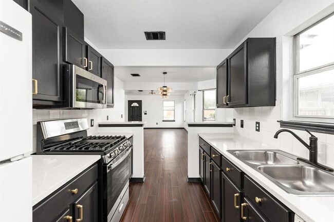 Building Photo - 6908 Villita Cove