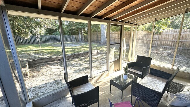Building Photo - NORTHEAST HIDDEN GEM! 2/1 Townhome w/ Fenc...