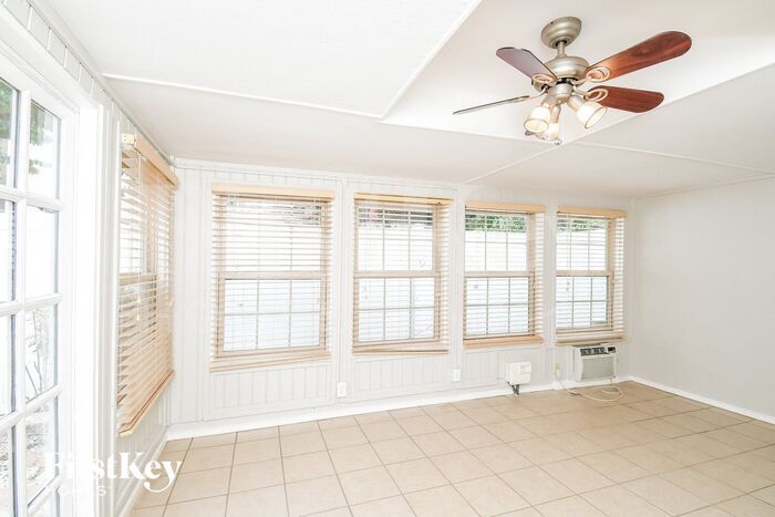 Building Photo - 1616 Hawthorne Dr
