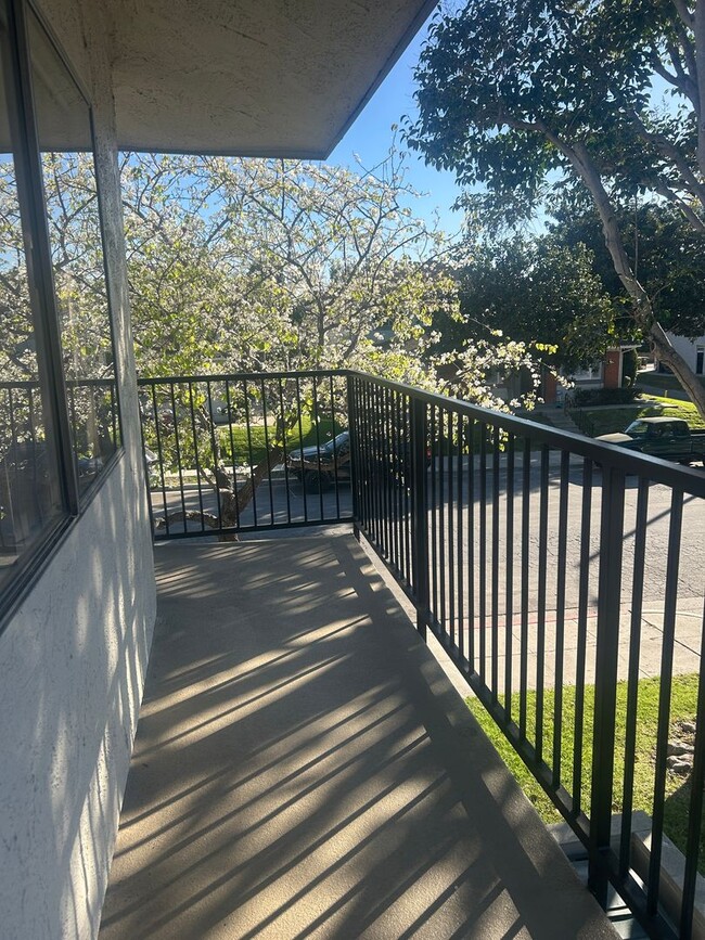 Building Photo - Tranquil Condo 2+1 with Pool View