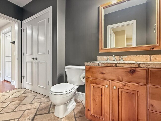 Building Photo - 1615 E Lakeview Way